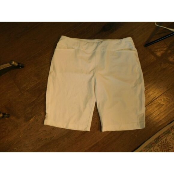 Tail Size 16 White Golf Bermuda Style STRETCH Activewear Shorts - Picture 1 of 2